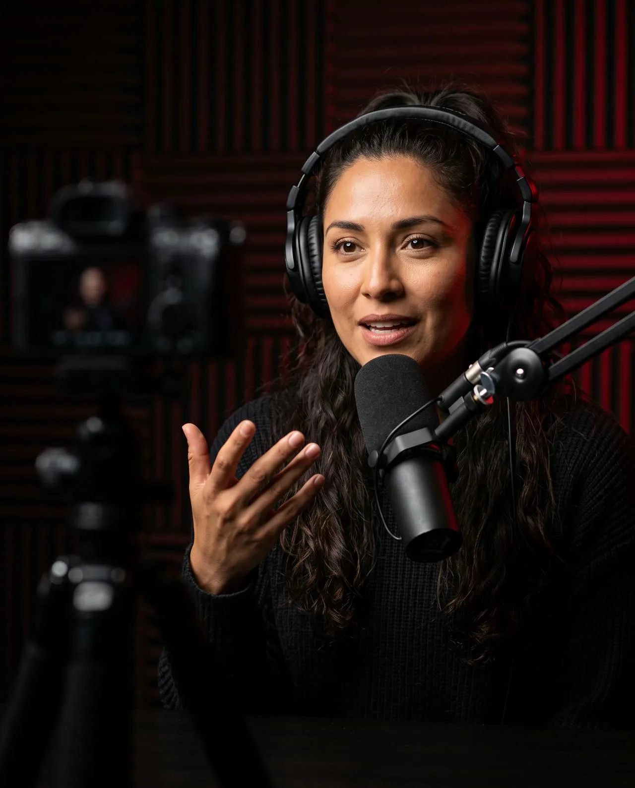Conductora de podcast hablando al micrófono