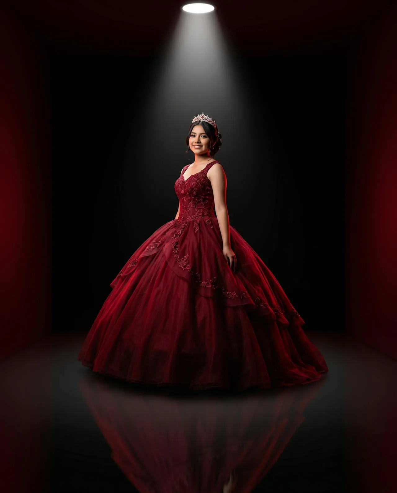 Quinceañera con vestido rojo en el ciclorama